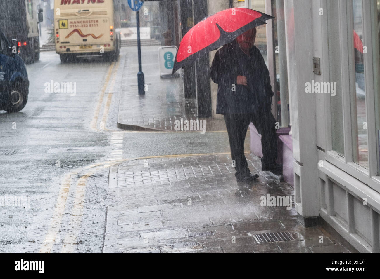 Aberystwyth Wales UK, Montag, 5. Juni 2017 UK Wetter: sintflutartigen Regen fällt auf Fußgänger bergende unter ihren Sonnenschirmen in Aberystwyth, Wales.  Nach Wochen aus trockenen und warmen Wetter Bedingungen deutlich geändert haben, mit der Woche voraus voraussichtlich sehr nass und windig, aber warm Foto © Keith Morris / Alamy Live News Stockfoto