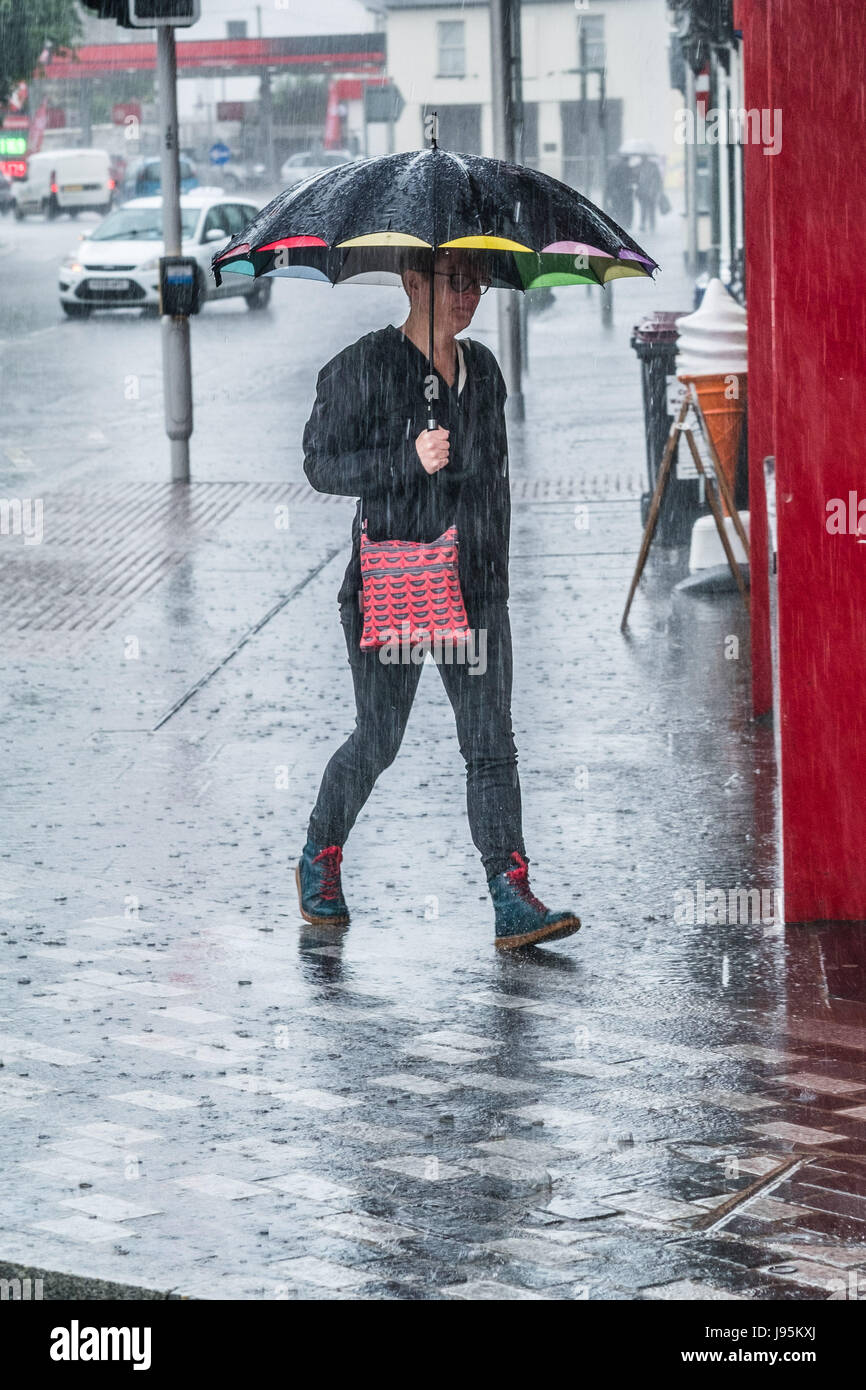 Aberystwyth Wales UK, Montag, 5. Juni 2017 UK Wetter: sintflutartigen Regen fällt auf Fußgänger bergende unter ihren Sonnenschirmen in Aberystwyth, Wales.  Nach Wochen aus trockenen und warmen Wetter Bedingungen deutlich geändert haben, mit der Woche voraus voraussichtlich sehr nass und windig, aber warm Foto © Keith Morris / Alamy Live News Stockfoto