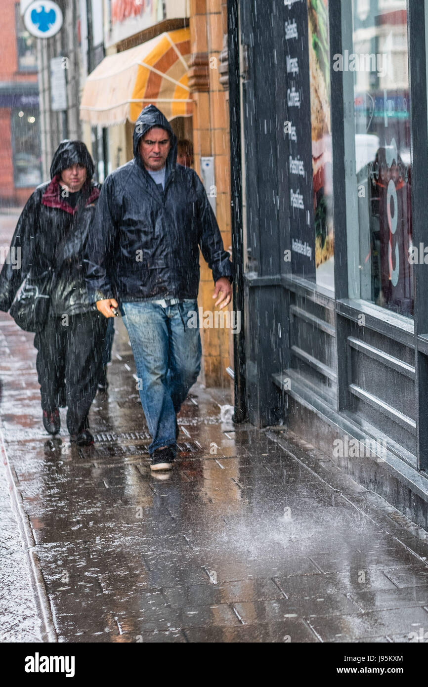 Aberystwyth Wales UK, Montag, 5. Juni 2017 UK Wetter: sintflutartigen Regen fällt auf Fußgänger in Aberystwyth, Wales.  Nach Wochen aus trockenen und warmen Wetter Bedingungen deutlich geändert haben, mit der Woche voraus voraussichtlich sehr nass und windig, aber warm Foto © Keith Morris / Alamy Live News Stockfoto