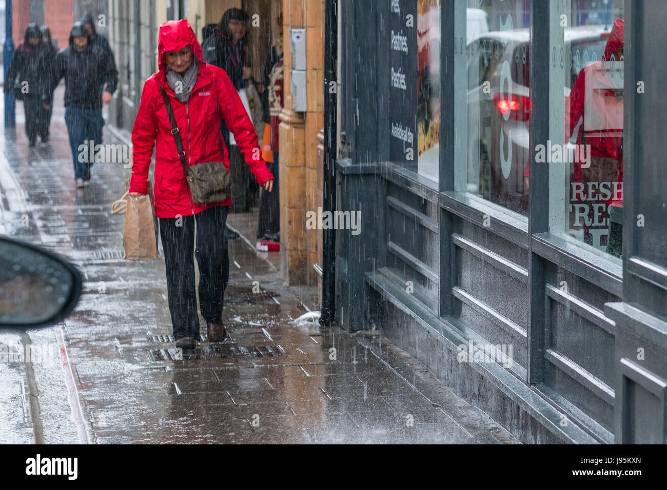 Aberystwyth Wales UK, Montag, 5. Juni 2017 UK Wetter: sintflutartigen Regen fällt auf Fußgänger in Aberystwyth, Wales.  Nach Wochen aus trockenen und warmen Wetter Bedingungen deutlich geändert haben, mit der Woche voraus voraussichtlich sehr nass und windig, aber warm Foto © Keith Morris / Alamy Live News Stockfoto