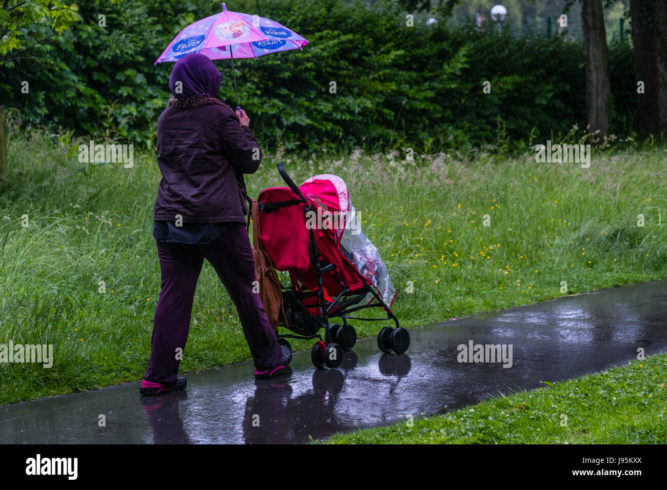 Aberystwyth Wales UK, Montag, 5. Juni 2017 UK Wetter: sintflutartigen Regen fällt auf Fußgänger bergende unter ihren Sonnenschirmen in Aberystwyth, Wales.  Nach Wochen aus trockenen und warmen Wetter Bedingungen deutlich geändert haben, mit der Woche voraus voraussichtlich sehr nass und windig, aber warm Foto © Keith Morris / Alamy Live News Stockfoto