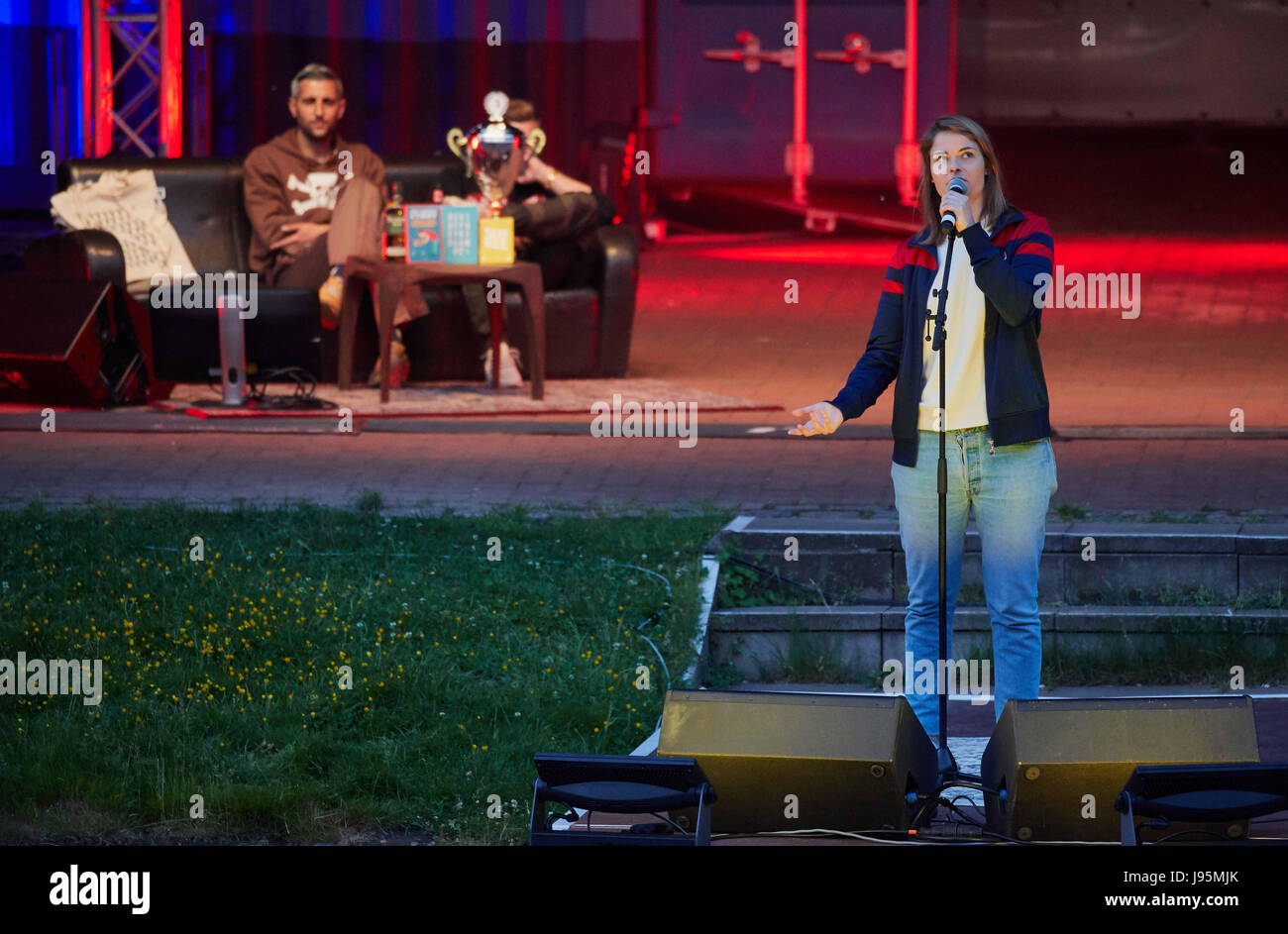 Hamburg, Deutschland. 4. Juni 2017. Schweizer slam Poet Hazel Brugger auf der Bühne beim Best of Poetry Slam-Event in Hamburg, Deutschland, 4. Juni 2017 führt. Foto: Georg Wendt/Dpa/Alamy Live News Stockfoto