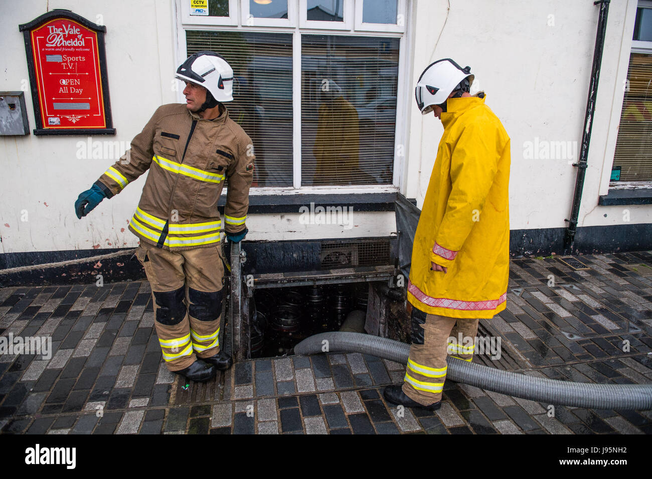Aberystwyth Wales UK, Montag, 5. Juni 2017 UK Wetter: nach einem Vormittag der strömenden Dauerregen, die Rettungsdienste sind gerufen, um Auspumpen 3' des Wassers aus dem Keller des Vale of Rheidol Pub im Zentrum von Aberystwyth, Wales. Nach Wochen aus trockenen und warmen Wetter Bedingungen geändert haben deutlich, mit der Woche voraus voraussichtlich sehr nass und windig, aber warm Photo Credit: Keith Morris/Alamy Live News Stockfoto