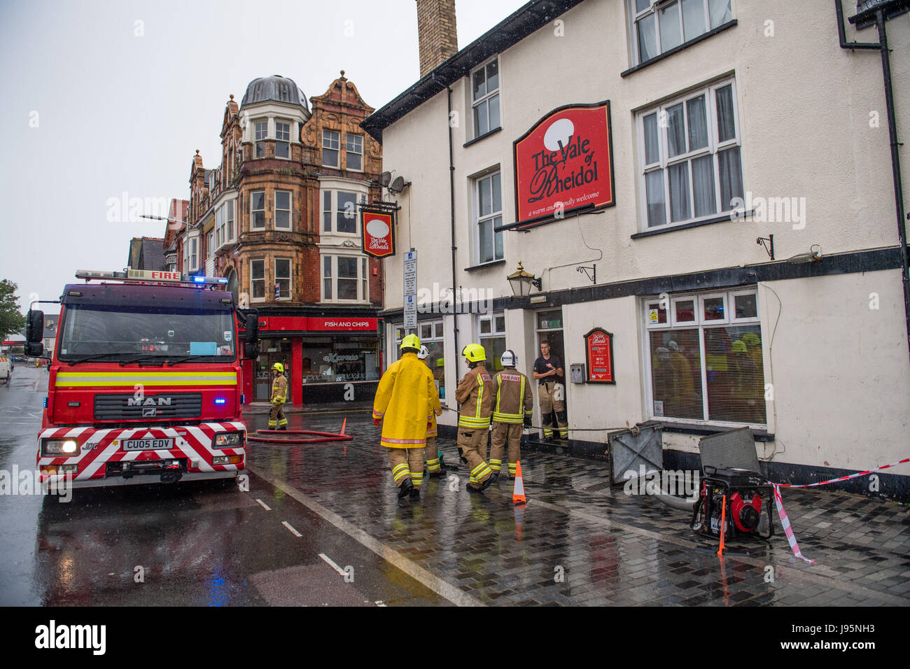 Aberystwyth Wales UK, Montag, 5. Juni 2017 UK Wetter: nach einem Vormittag der strömenden Dauerregen, die Rettungsdienste sind gerufen, um Auspumpen 3' des Wassers aus dem Keller des Vale of Rheidol Pub im Zentrum von Aberystwyth, Wales. Nach Wochen aus trockenen und warmen Wetter Bedingungen geändert haben deutlich, mit der Woche voraus voraussichtlich sehr nass und windig, aber warm Photo Credit: Keith Morris/Alamy Live News Stockfoto
