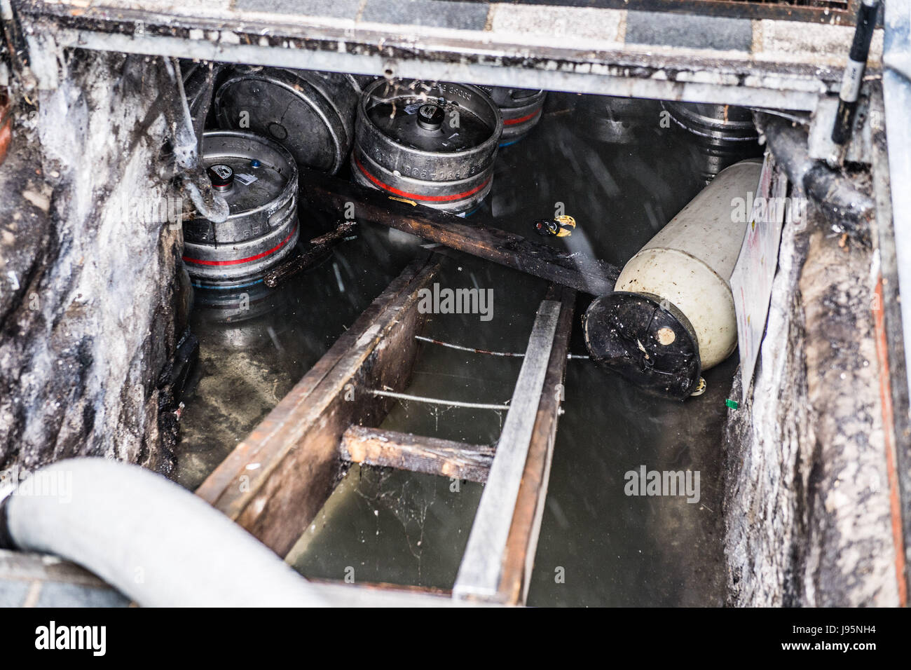 Aberystwyth Wales UK, Montag, 5. Juni 2017 UK Wetter: nach einem Vormittag der strömenden Dauerregen, die Rettungsdienste sind gerufen, um Auspumpen 3' des Wassers aus dem Keller des Vale of Rheidol Pub im Zentrum von Aberystwyth, Wales. Nach Wochen aus trockenen und warmen Wetter Bedingungen geändert haben deutlich, mit der Woche voraus voraussichtlich sehr nass und windig, aber warm Photo Credit: Keith Morris/Alamy Live News Stockfoto