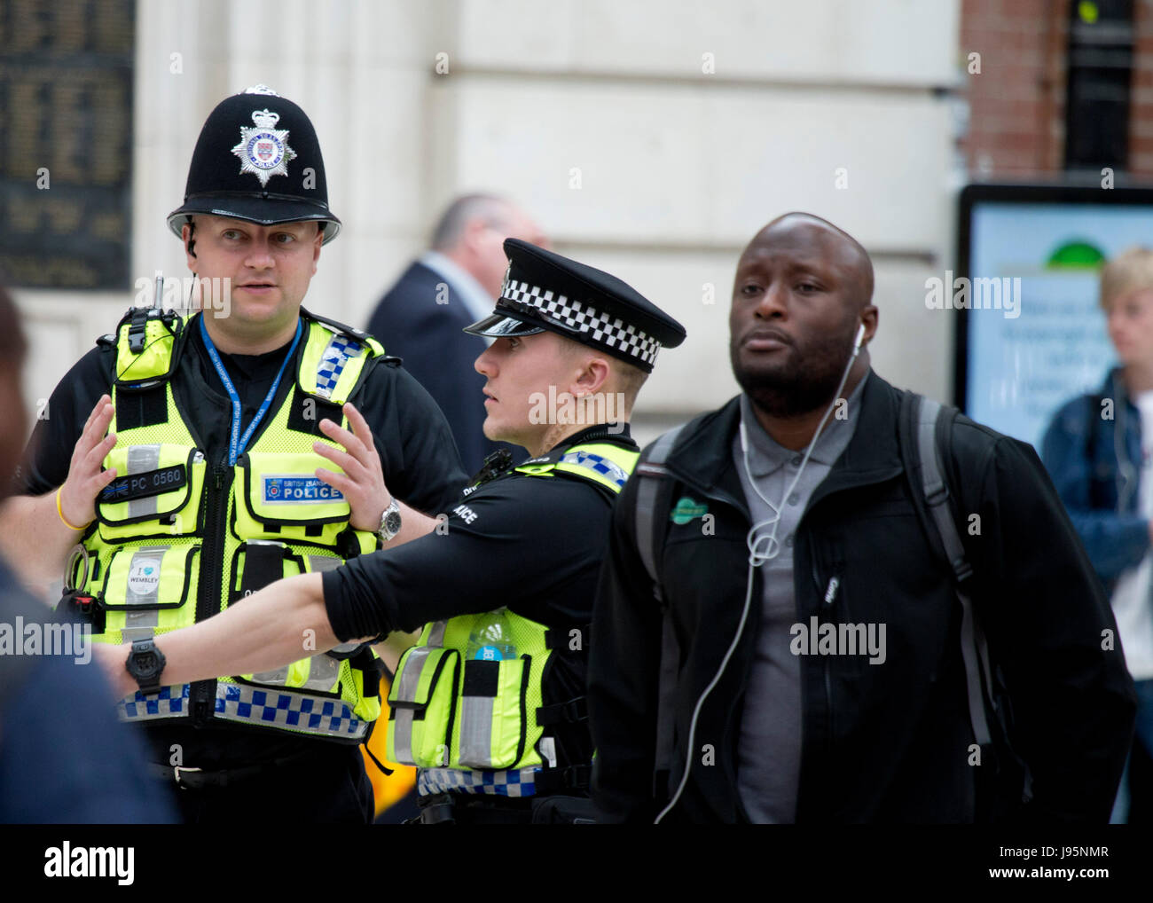 London, UK. 5. Juni 2017. Mehr Polizei an der Victoria Station nach dem Terror-Anschlag in London. Bildnachweis: Sebastian Remme/Alamy Live-Nachrichten Stockfoto