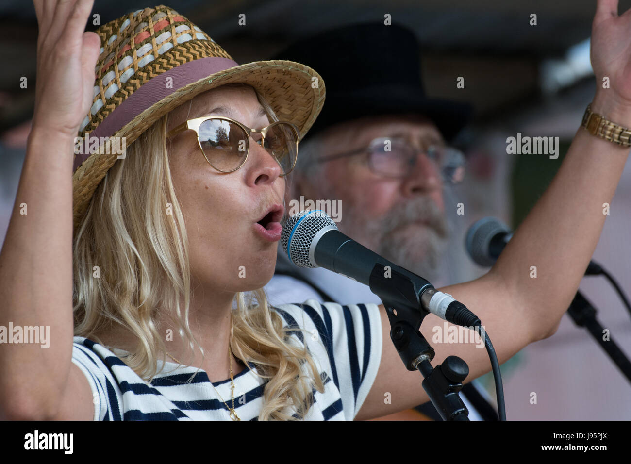 Weymouth, Großbritannien. 4. Juni 2017. Wessex Folklorefestival 2017, eine jährliche Veranstaltung entlang Seite Weymouth alten Hafen und im nahe gelegenen Hope Square statt. Fotos zeigen Wild Willy Barrett French Connection. Bildnachweis: Steve Bell/Alamy Live-Nachrichten Stockfoto