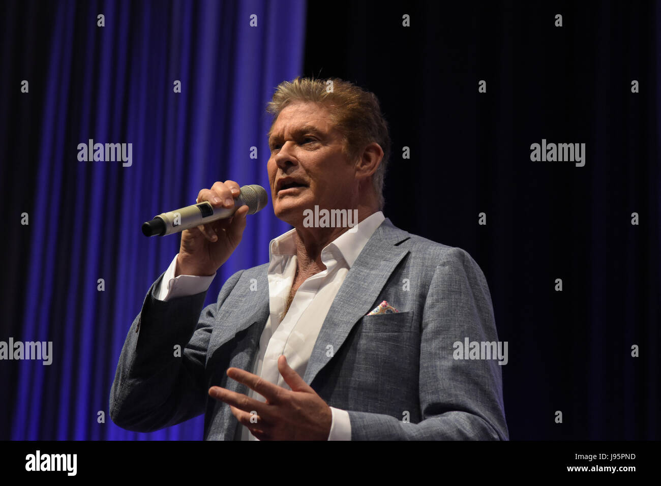 Bonn, Deutschland. 4. Juni 2017. David Hasselhoff (Baywatch, Knight Rider) bei FedCon 26, Europas größter Star Trek Convention, lädt Stars und Fans treffen aufeinander in Autogrammstunden und Platten. FedCon 26 fand Jun 2-5 2017. Bildnachweis: Markus Wissmann/Alamy Live-Nachrichten Stockfoto