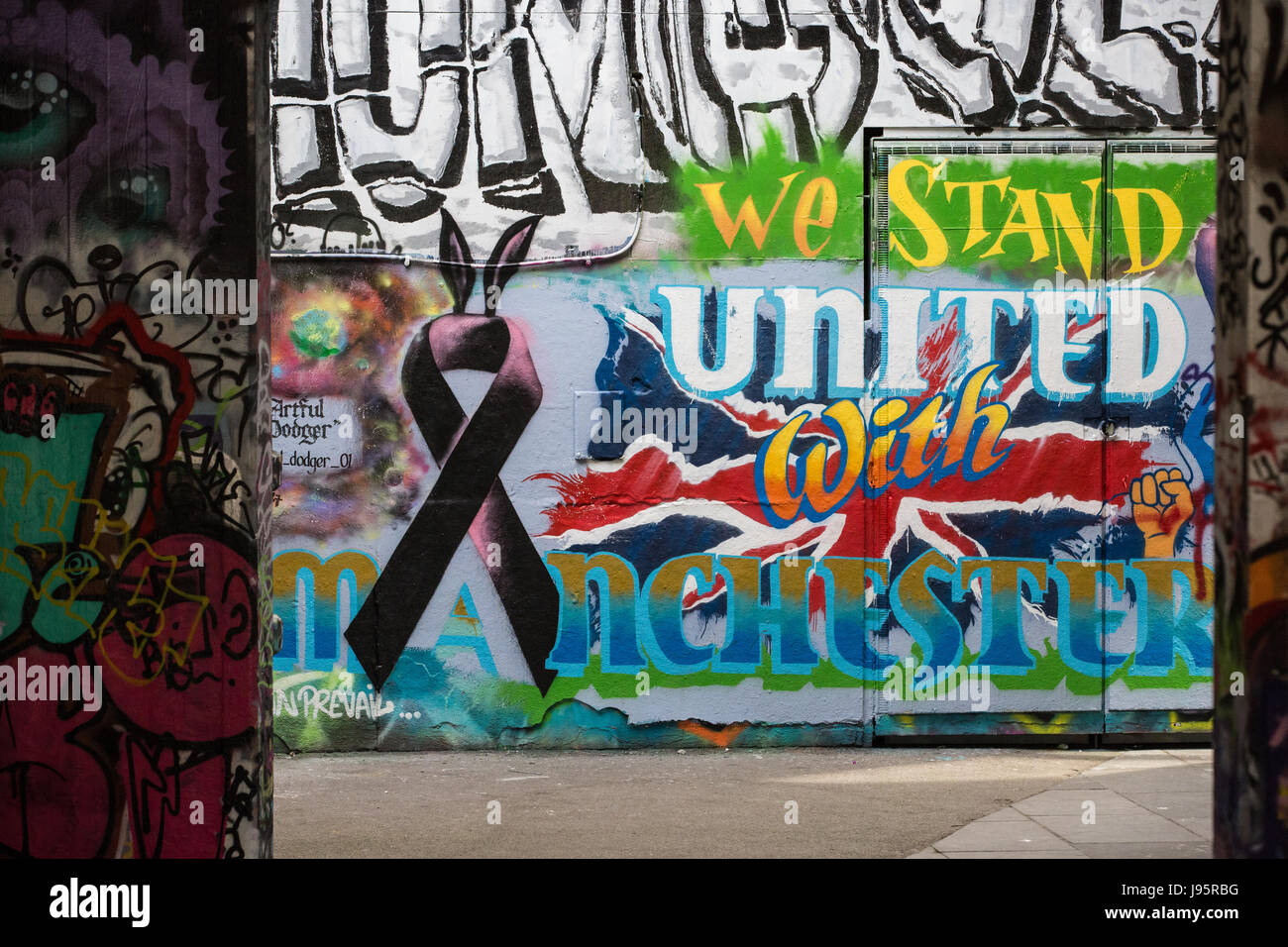 London, UK. 5. Juni 2017. Graffiti auf der South Bank lautet "Wir stehen vereint mit Manchester" nach dem letzten Angriff in der Manchester Arena. Bildnachweis: Mark Kerrison/Alamy Live-Nachrichten Stockfoto