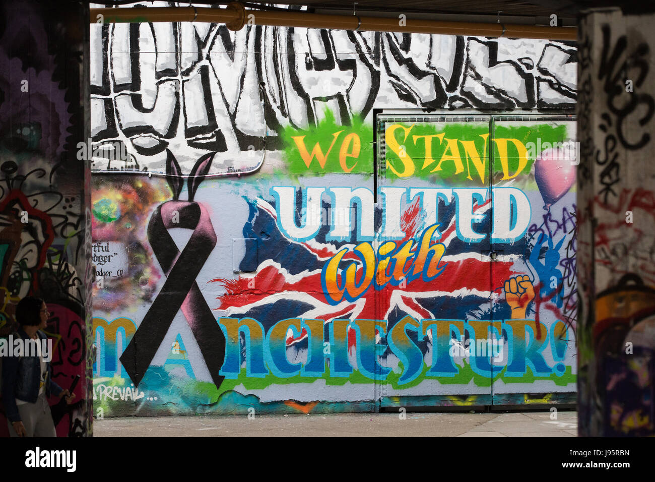 London, UK. 5. Juni 2017. Graffiti auf der South Bank lautet "Wir stehen vereint mit Manchester" nach dem letzten Angriff in der Manchester Arena. Bildnachweis: Mark Kerrison/Alamy Live-Nachrichten Stockfoto