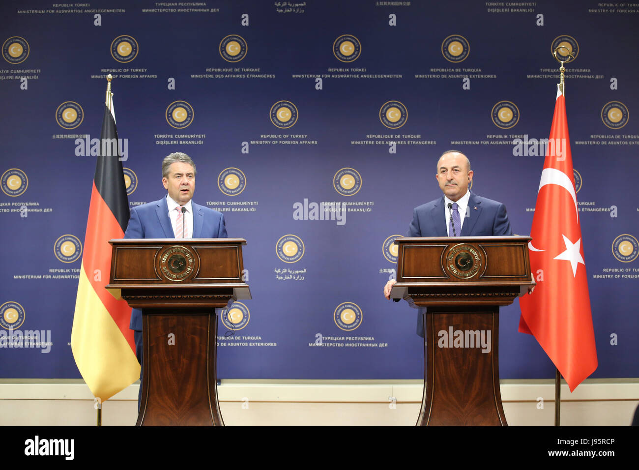 Ankara, Türkei. 5. Juni 2017. Turkish Foreign Minister mevlut Cavusoglu (R) nimmt an einer gemeinsamen Pressekonferenz mit seinem deutschen Amtskollegen Sigmar Gabriel in Ankara, Türkei, am 5. Juni 2017. Der türkische Außenminister Mevlüt Cavusoglu sagte am Montag, dass deutsche Gesetzgeber Besuch der NATO Air Base in der zentralen Provinz Konya jetzt möglich ist, aber solche Besuch in Incirlik Air Base in naher Zukunft noch nicht möglich ist. Bildnachweis: Qin Yanyang/Xinhua/Alamy Live-Nachrichten Stockfoto