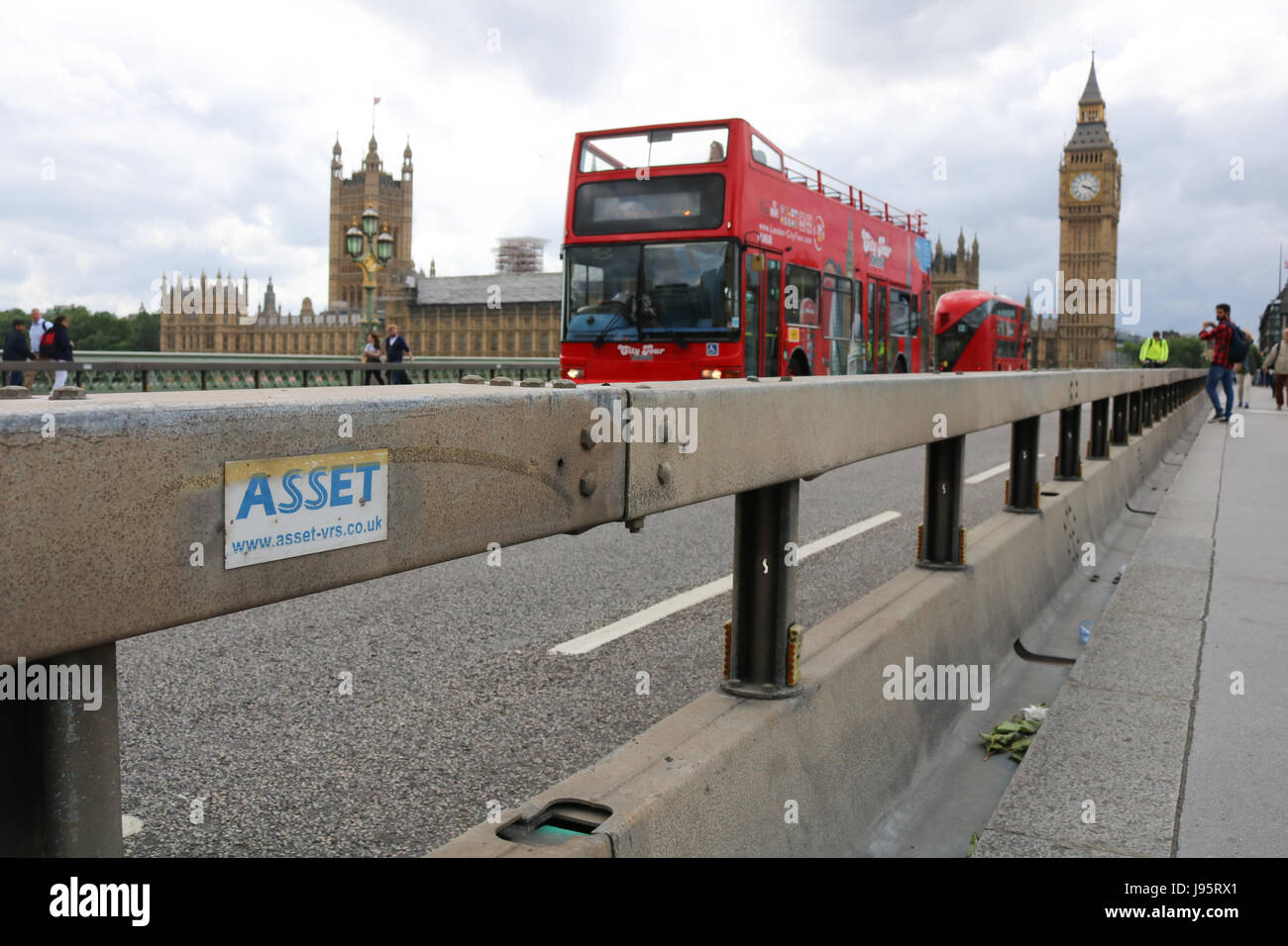 London, UK. 5. Juni 2017. Schutzwälle aus Stahl und Beton installiert wurden, entlang der Westminster Bridge, potentielle Terroranschläge im Hinblick auf die jüngsten Angriffe auf Westminster zu vereiteln und London Bridge gegen Fußgänger Credit durchgeführt: Amer Ghazzal/Alamy Live-Nachrichten Stockfoto