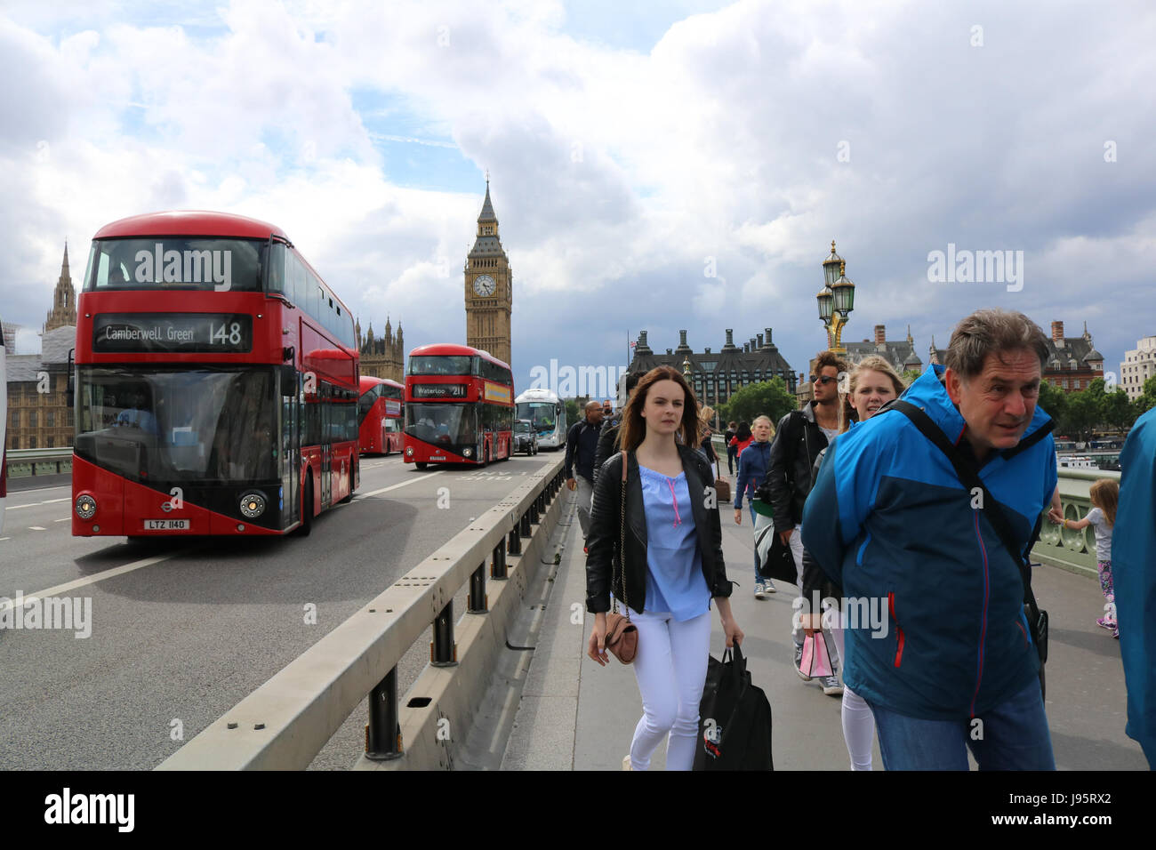 London, UK. 5. Juni 2017. Schutzwälle aus Stahl und Beton installiert wurden, entlang der Westminster Bridge, potentielle Terroranschläge im Hinblick auf die jüngsten Angriffe auf Westminster zu vereiteln und London Bridge gegen Fußgänger Credit durchgeführt: Amer Ghazzal/Alamy Live-Nachrichten Stockfoto