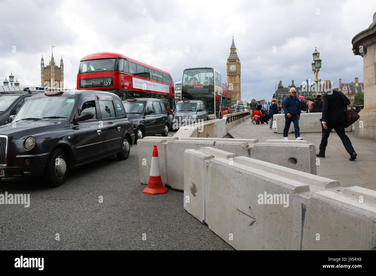 London, UK. 5. Juni 2017. Schutzwälle aus Stahl und Beton installiert wurden, entlang der Westminster Bridge, potentielle Terroranschläge im Hinblick auf die jüngsten Angriffe auf Westminster zu vereiteln und London Bridge gegen Fußgänger Credit durchgeführt: Amer Ghazzal/Alamy Live-Nachrichten Stockfoto