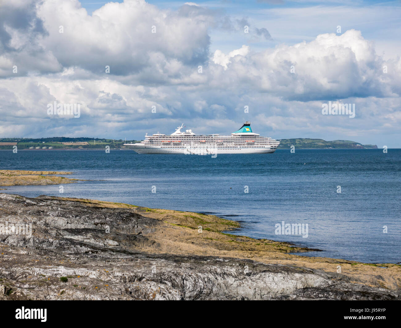 Bangor, Nordirland, Vereinigtes Königreich. 5. Juni 2017. Der Liner Artania mit etwa 1800 Passagieren und Besatzungsmitgliedern in Belfast Lough aus Bangor, Co. Down verankert. Passagiere wurden vom Schiff in die Stadt von Ausschreibungen übergesetzt. Weitere Zwischenlagen werden voraussichtlich in den kommenden Monaten besuchen und Ards und North Down Rat Tourismus Team Verbindungsfunktion Reiseveranstalter Tour Möglichkeiten im Stadtteil bieten. Bildnachweis: J Orr/Alamy Live-Nachrichten Stockfoto