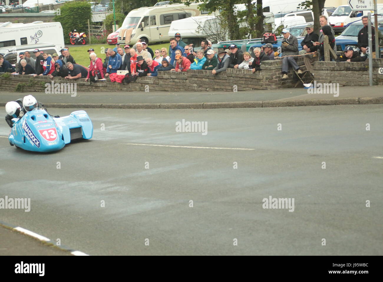 Ramsey, UK. 5. Juni 2017. Isle Of Man TT Races, sicher Seitenwagen Rennen. Nummer 13 Robert Handcock und Ken Edwards auf ihre 600ccm Baker Beiwagen des Maddockhire/Portable Energieteams Cruickshanks Ecke, Ramsey, Isle of man Credit: Louisa Jane Bawden/Alamy Live News. Stockfoto