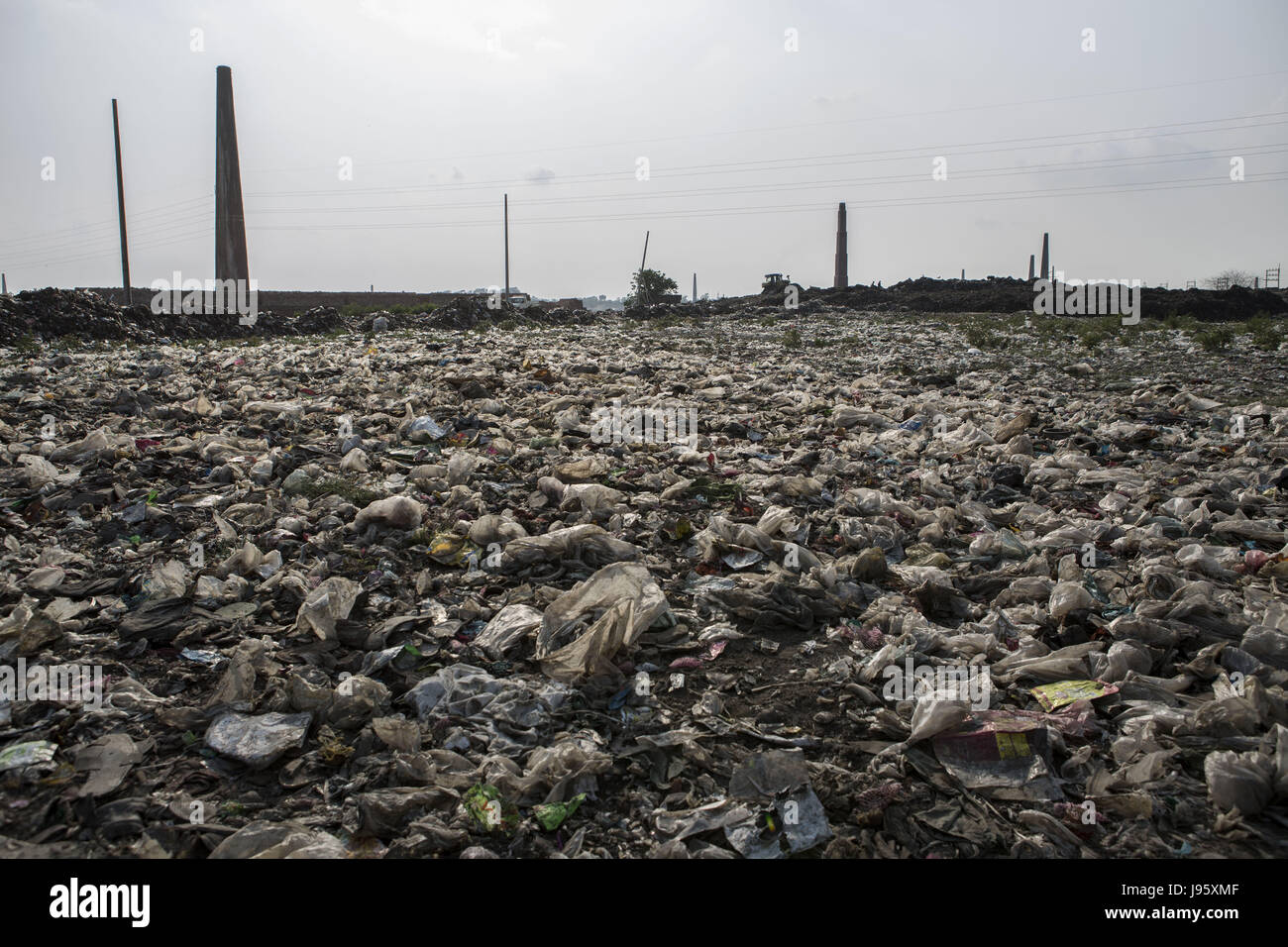 Dhaka, Dhaka, Bangladesh. 25. Mai 2017. Landwirtschaftlichen Bereich abgedeckt mit Plastiktüten in Gazipur, Dhaka. Bangladesch war das erste Land, Einweg-Beutel Verwendung zu Regeln, wenn die Regierung im Jahr 2002 Einweg-Plastiktüten verboten. Zu jener Zeit Umweltgruppen schätzungsweise ca. 9,3 Millionen Plastiktüten in der Dhaka Stadt gedumpt waren jeden Tag allein, mit nur 10-15 % in Mülltonnen gestellt wird. Trotz einer Bewusstsein Programm Warnung vor einer steilen Geldstrafe und sechs Monaten Freiheitsstrafe begann nach etwa einem Jahr die Plastiktüten zum Exzess des Marktes wieder aufgrund mangelnder Durchsetzung. Eines der wichtigsten Stockfoto