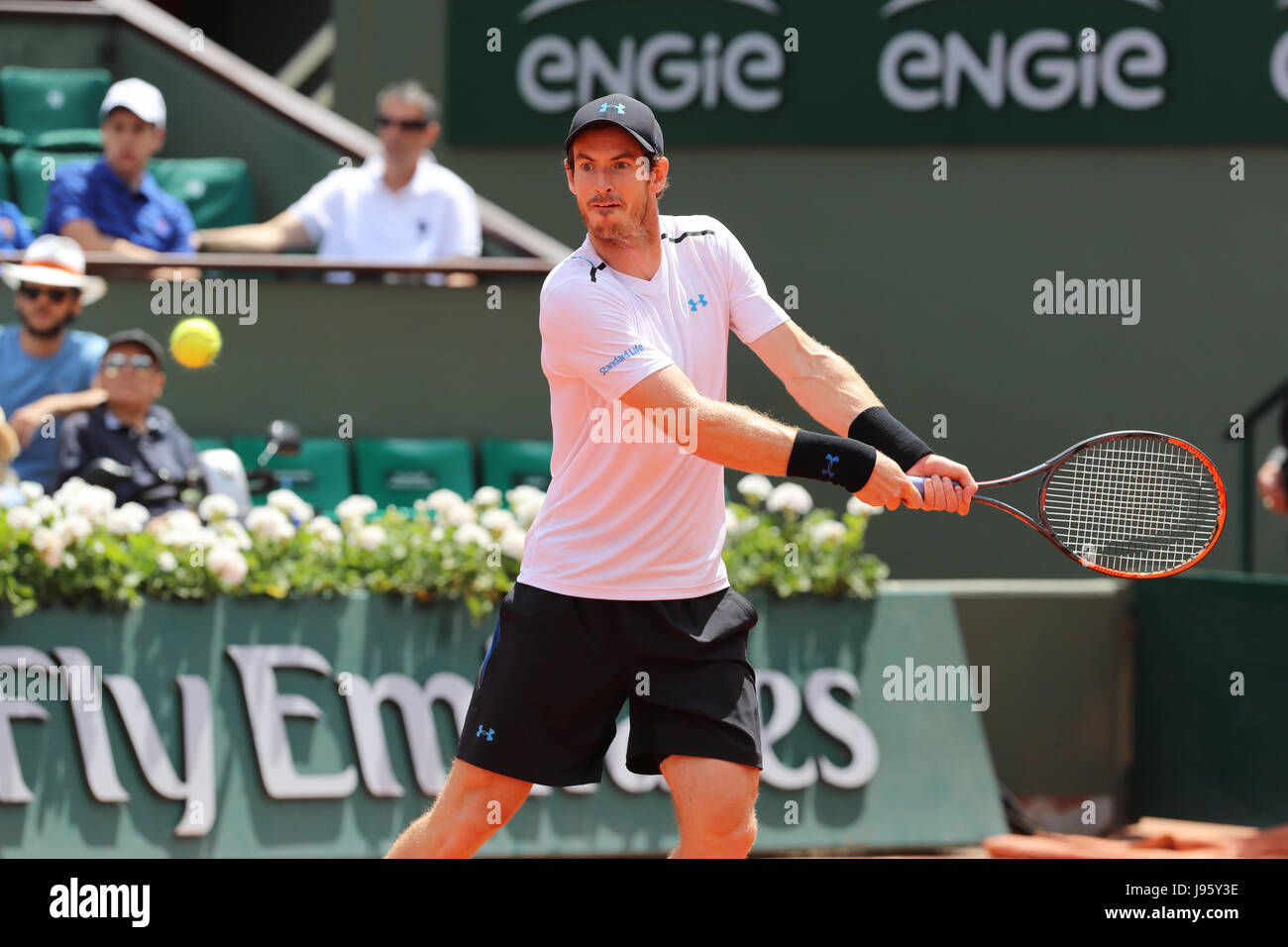 Paris, Frankreich. 5. Juni 2017. Schottische Tennisspieler Andy Murray ist in Aktion während seines Spiels im 1/8 Finale der ATP French Open in Roland Garros gegen russische Tennisspielerin Karen Khachanov auf 3. Juni 2017 in Paris, Frankreich. 5. Juni 2017 in Paris, Frankreich - Kredit: Yan Lerval/Alamy Live-Nachrichten Stockfoto