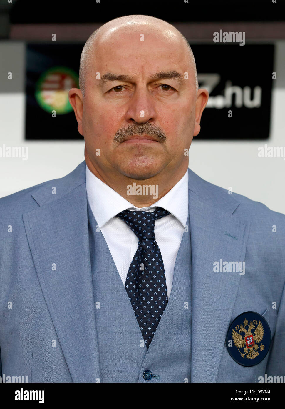 Budapest, Ungarn. 5. Juni 2017. BUDAPEST, Ungarn - 5. Juni: Head Coach Stanislav Cherchesov Russlands wartet das Kick-off vor die internationale Freundschaftsspiele Spiel zwischen Ungarn und Russland bei Groupama-Arena am 5. Juni 2017 in Budapest, Ungarn. Bildnachweis: Laszlo Szirtesi/Alamy Live-Nachrichten Stockfoto