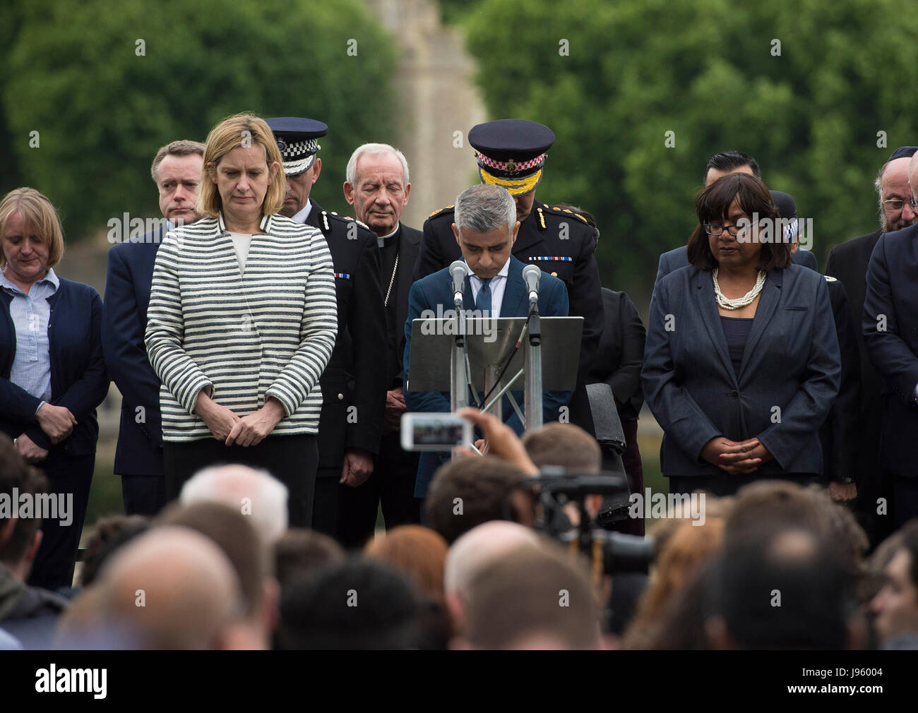 London, UK. 5. Juni 2017. London Mayor Sadiq Khan (C) besucht eine Trauer für die Opfer des Angriffs London Bridge in London, Großbritannien, am 5. Juni 2017. Die London Bridge Angriff ereignete sich am Samstag sieben Menschenleben gefordert und 48 weitere verletzt wurden. Bildnachweis: Xinhua/Alamy Live-Nachrichten Stockfoto