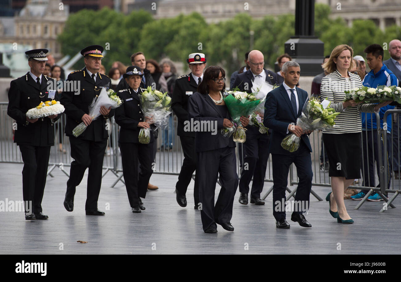 London, UK. 5. Juni 2017. Londoner Bürgermeister Sadiq Khan (2. R Front) besucht eine Trauer für die Opfer des Angriffs London Bridge in London, Großbritannien, am 5. Juni 2017. Die London Bridge Angriff ereignete sich am Samstag sieben Menschenleben gefordert und 48 weitere verletzt wurden. Bildnachweis: Xinhua/Alamy Live-Nachrichten Stockfoto