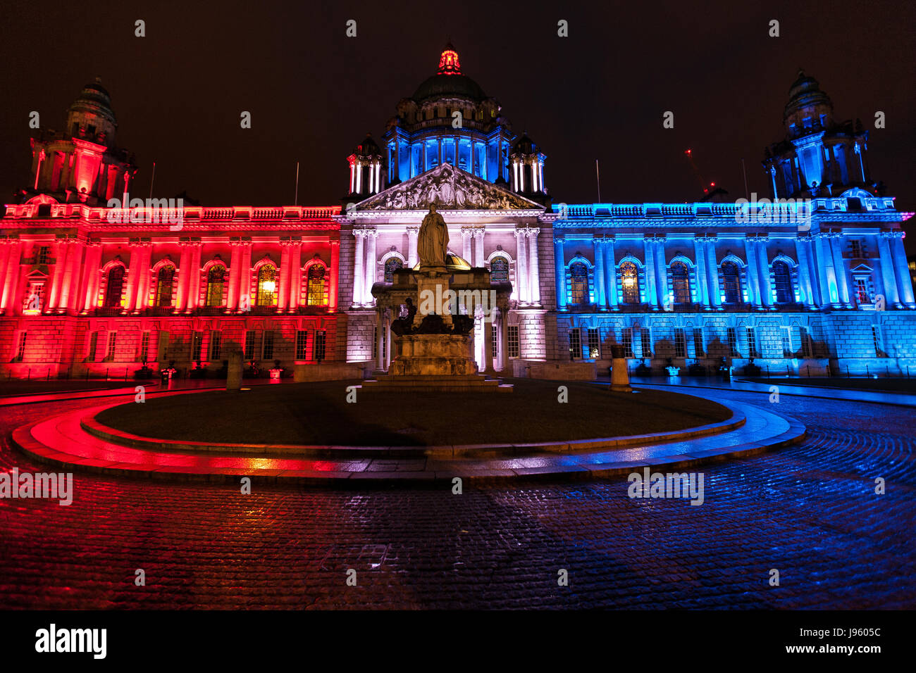 Belfast, Nordirland. 5. Juni 2017. 5. Juni 2017. Der Belfast City Hall leuchtet rot, weiß und blau In Erinnerung an die Opfer der London Terroranschlag Credit: Bonzo/Alamy Live News Stockfoto