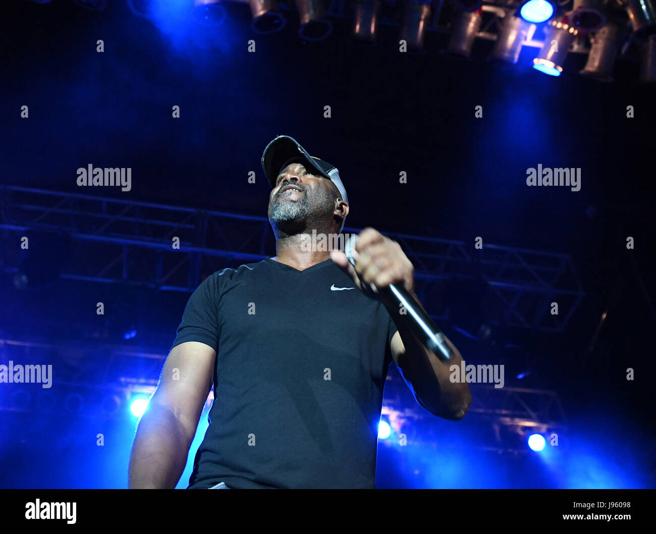 Virginia Beach, VIRGINIA, USA. 3. Juni 2017. DARIUS RUCKER, früher von Hootie und der Blowfish unterhält das Publikum beim VIRGINIA BEACH PATRIOTISCHEN FESTIVAL in VIRGINIA BEACH, VIRGINIA am 3. Juni 2017. © Jeff Moore 2017 Credit: Jeff Moore/ZUMA Draht/Alamy Live-Nachrichten Stockfoto