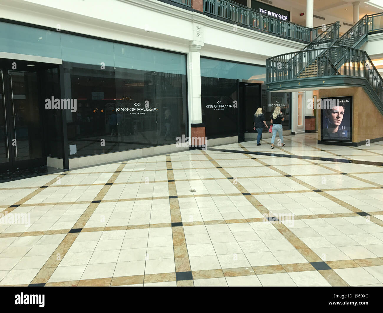 Pennsylvania, USA. 5. Juni 2017. Käufer zu Fuß durch einen geschlossenen Bebe laden in King Of Prussia Mall Credit: Don Mennig/Alamy Live News Stockfoto