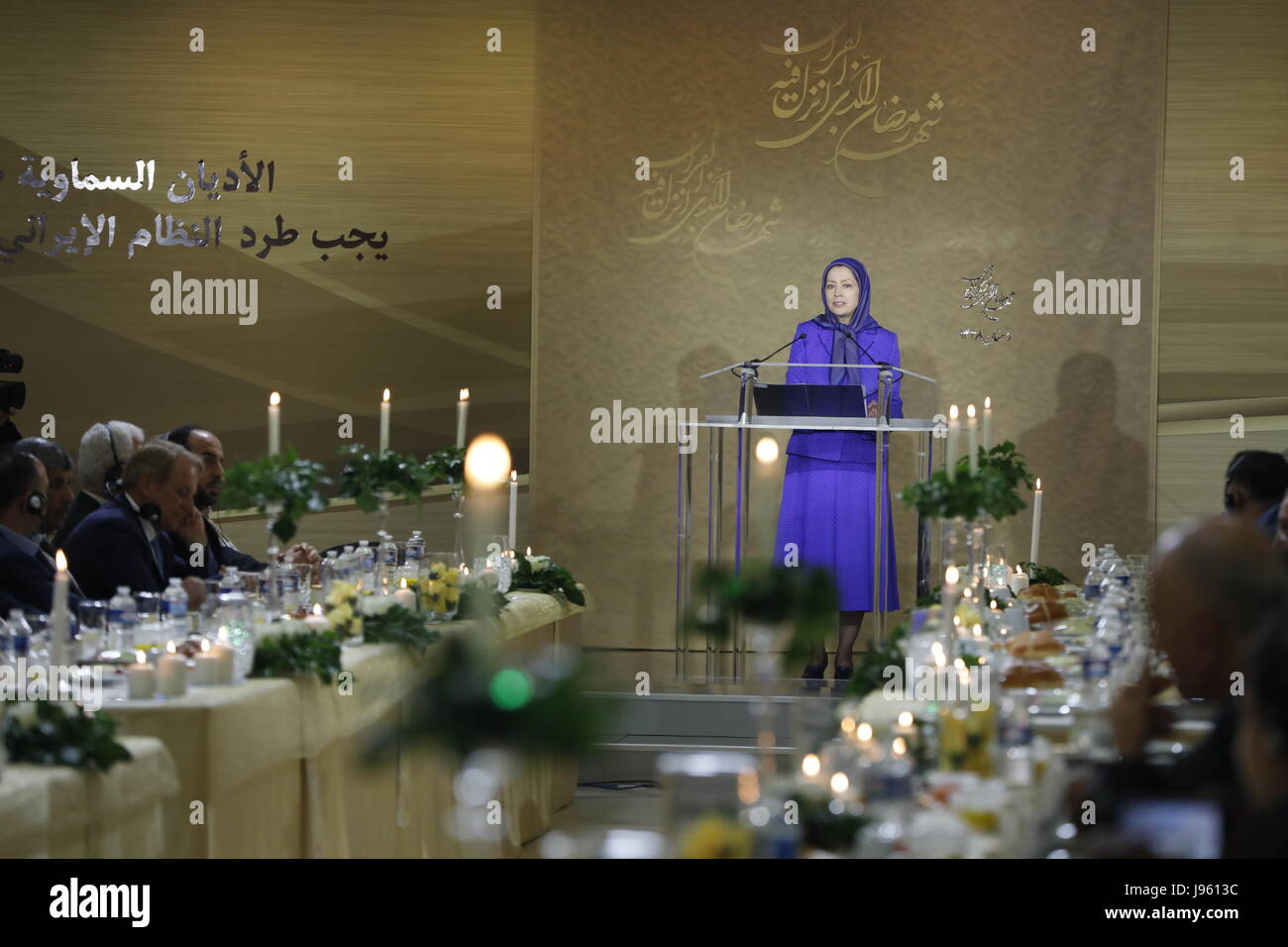 Auvers Sur Oise, Frankreich 06.03.2017 - der iranische Widerstand Präsidenten Maryam Rajavi fordert alle Muslime zu vereinen über Ablehnung der obligatorischen Religion und aufstehen, um das Urteil Iran als der gemeinsame Feind aller Nationen in der Region in einem Iftar-Treffen anlässlich des Ramadan spricht, Velayat-e Faqih-Regime statt, in der Zentrale der nationalen Widerstandsrat des Iran in Auvers-Sur-Oise , nördlich von Paris am 3. Juni 2017. Stockfoto