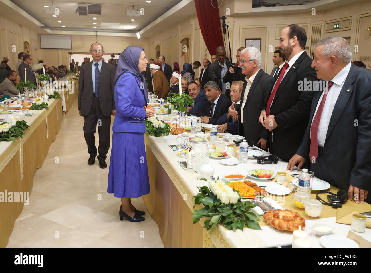 Auvers Sur Oise, Frankreich 06.03.2017 - der iranische ResistanceÕs Präsident elect Maryam Rajavi fordert alle Muslime zu vereinen über Ablehnung der obligatorischen Religion und aufstehen, um das Urteil Iran als der gemeinsame Feind aller Nationen in der Region in einem Iftar-Treffen anlässlich des Ramadan spricht, Velayat-e Faqih-Regime statt, in der Zentrale der nationalen Widerstandsrat des Iran in Auvers-Sur-Oise , nördlich von Paris am 3. Juni 2017. Stockfoto