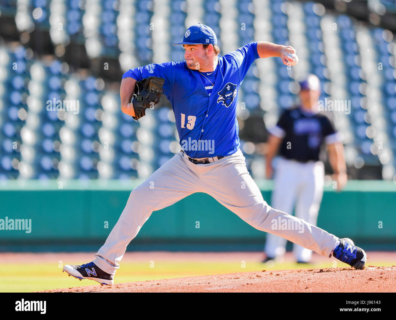 25. Mai 2017--New Orleans Krug Bryan Warzek (13) liefert eine Tonhöhe während des regulären Spiels in Southland Conference NCAA Baseball-Turnier zwischen New Orleans und Stephen F Austin von Constellation Feld in Sugar Land, Texas. : Kredit Maria Lysaker/Cal Sport Bildmedien Stockfoto