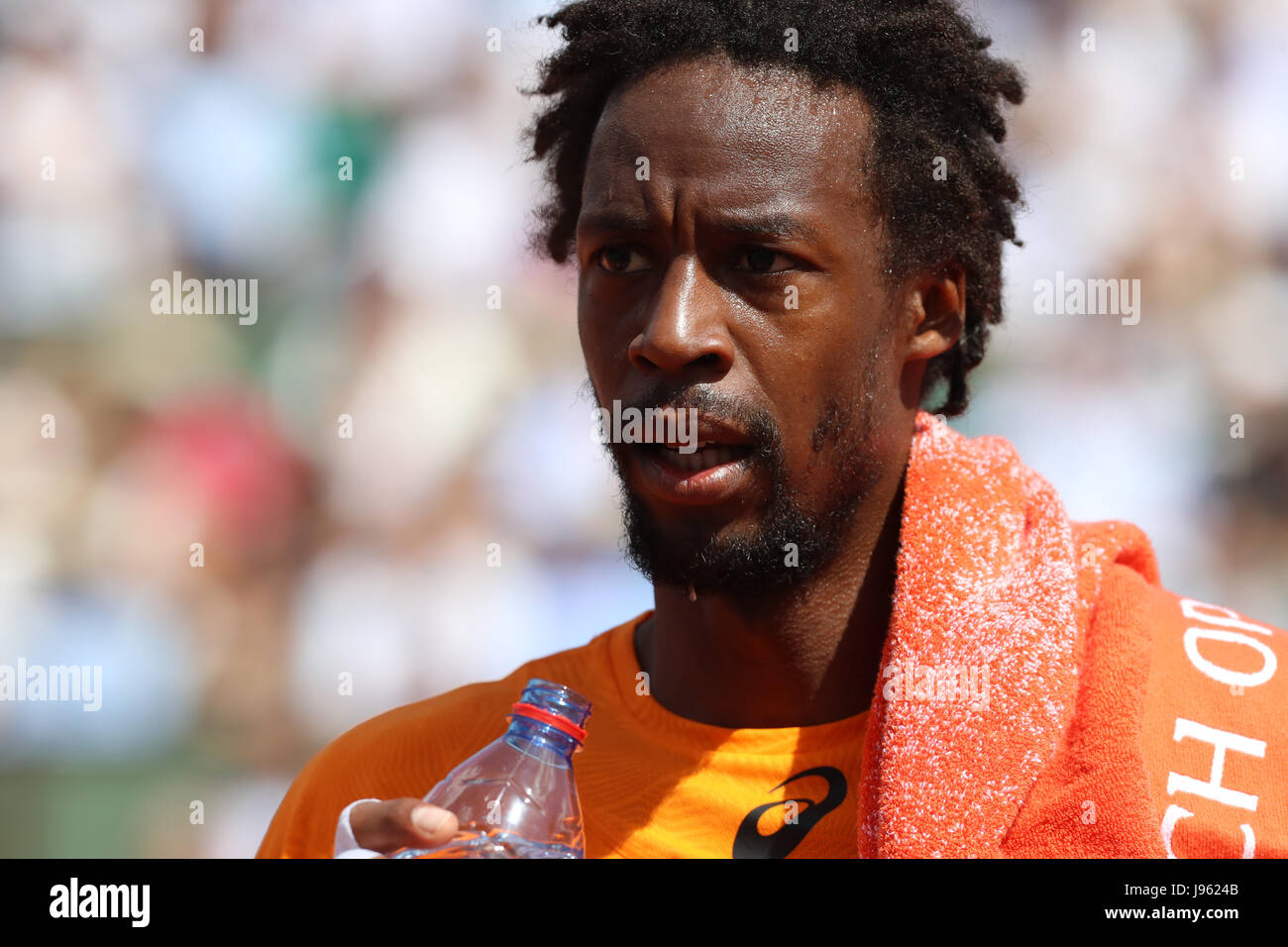 Französischer Tennisspieler Gael Monfils ist in Aktion während seiner 1/8-Finale bei den ATP French Open in Roland Garros Stadium gegen Schweizer Tennisspieler Stan Wawrinka am 5. Juni 2017 in Paris, Frankreich. Bildnachweis: YAN LERVAL/AFLO/Alamy Live-Nachrichten Stockfoto