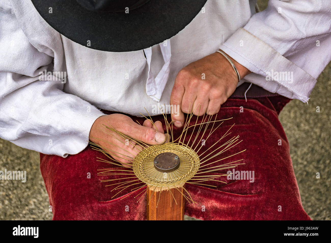 Traditionellen Tinker (Drotar) mache einen Becher aus Draht - Volkskunst Stockfoto