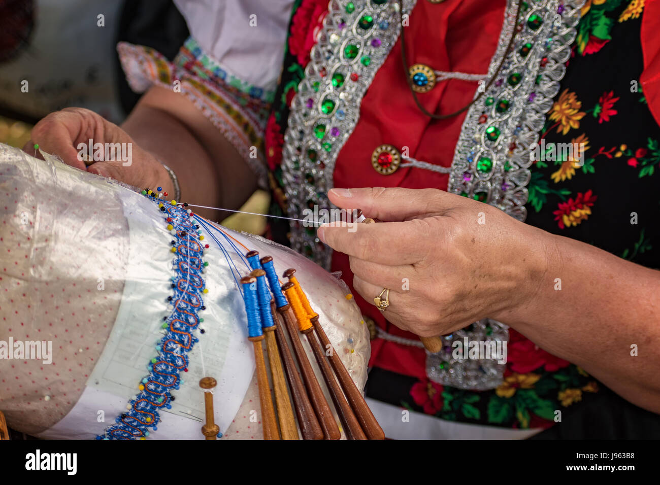 Eine Frau macht Schnüren (Palickovanie) - Spule Volkskunst Stockfoto