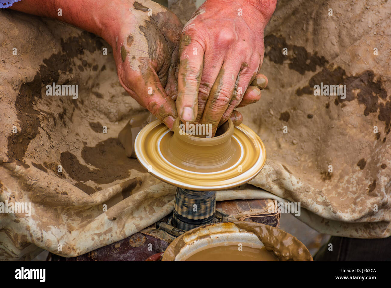 Töpferei auf einer Töpferscheibe Stockfoto
