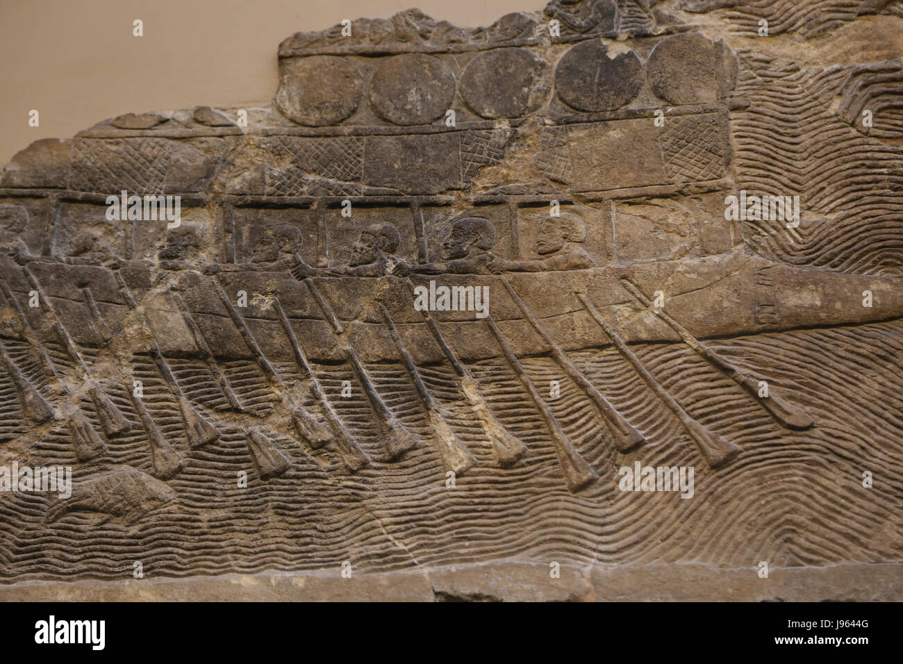 Kriegsschiff. Gebaut und besetzt von den Phöniziern Sennacherib angestellt. Assyrische, 700-692 v. Chr.. Ninive, Südwest-Palast. Irak. British Museum. London. Stockfoto