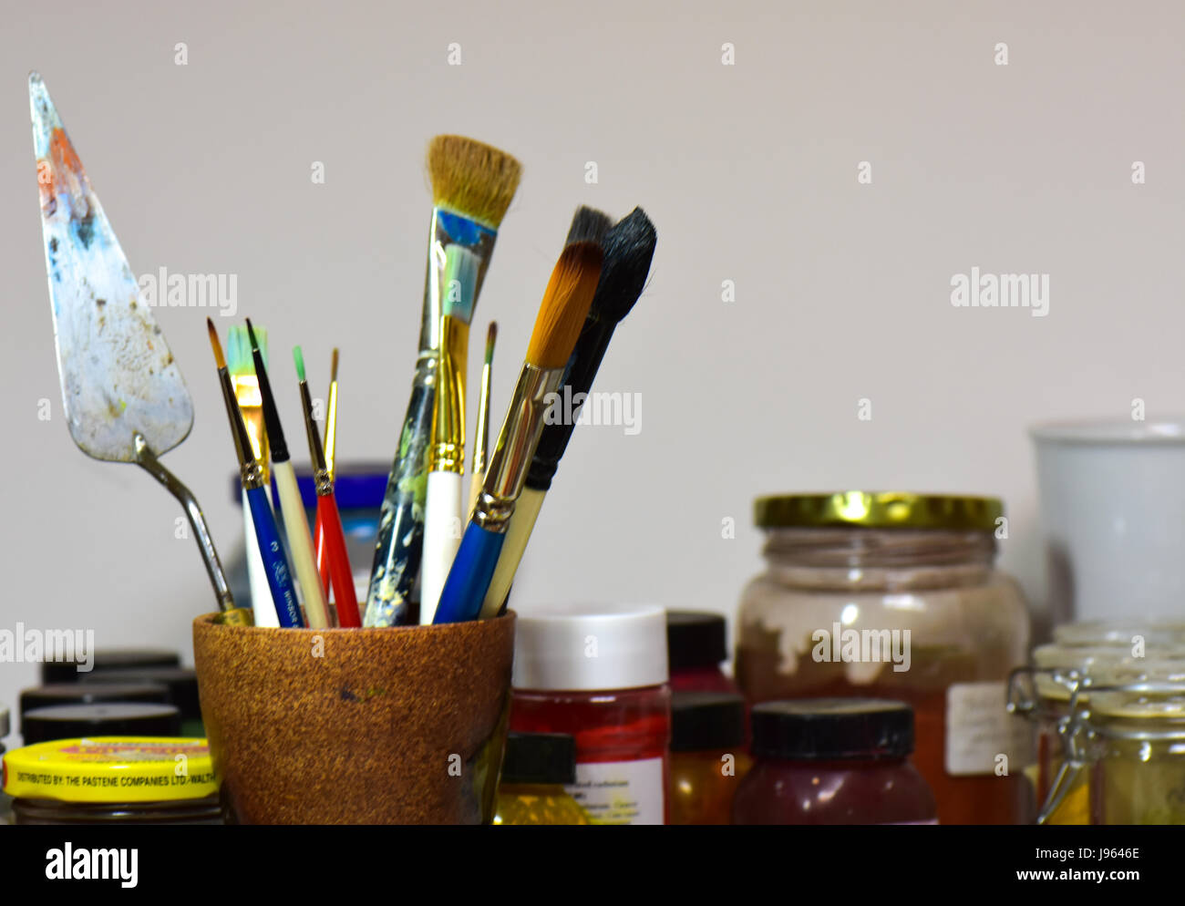 Bunten Pinseln und Farben in einem Künstleratelier. Stockfoto