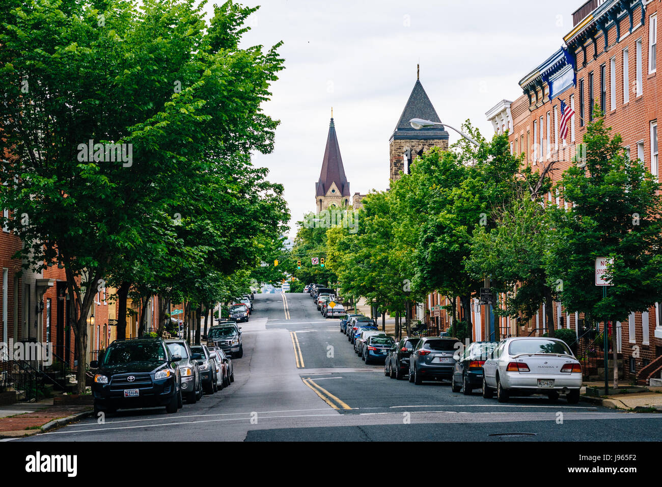 Historische Kirchen und Reihenhäuser an der Lombard Street in Metzgereien Hill, Baltimore, Maryland. Stockfoto