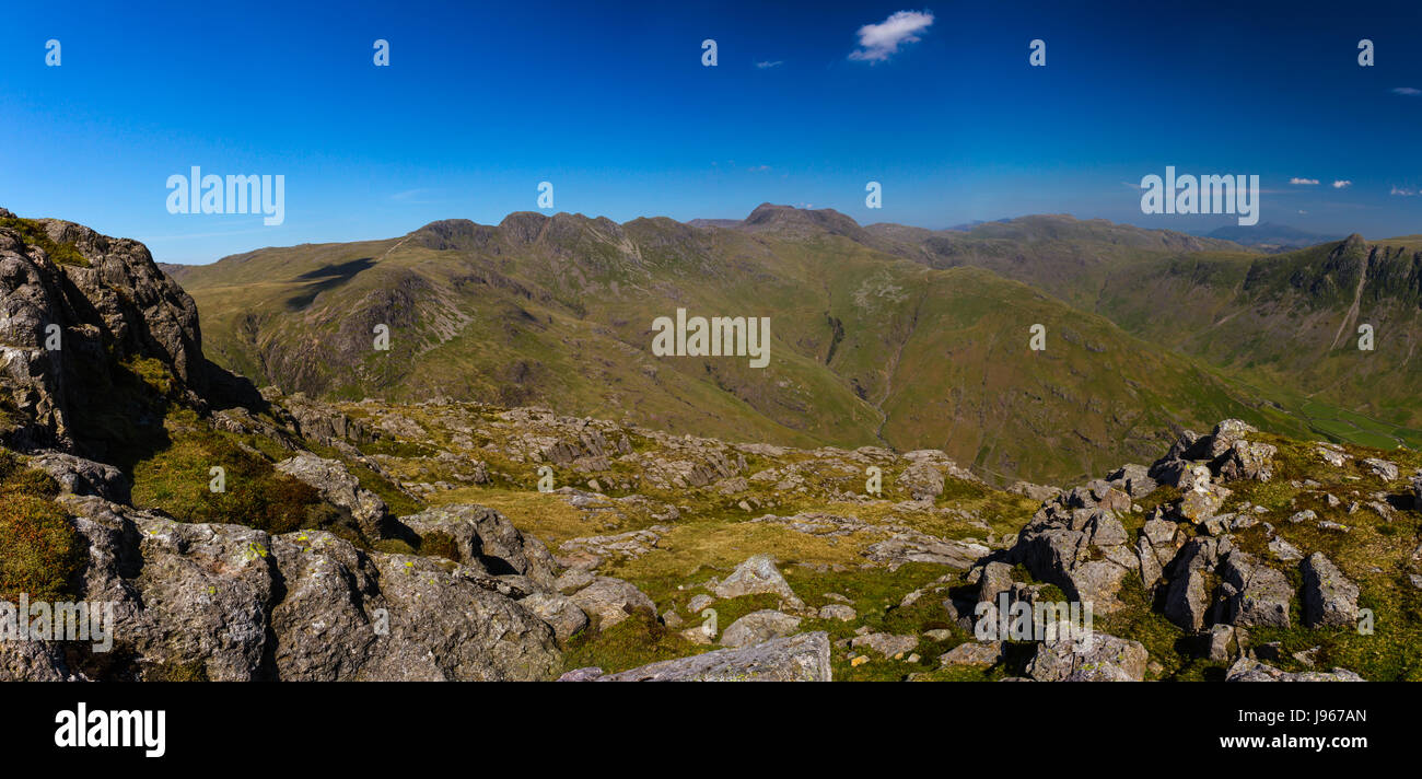 Crinkle Crags und Bogen fiel vom Gipfel des Pike O Blisko im englischen Lake District Stockfoto