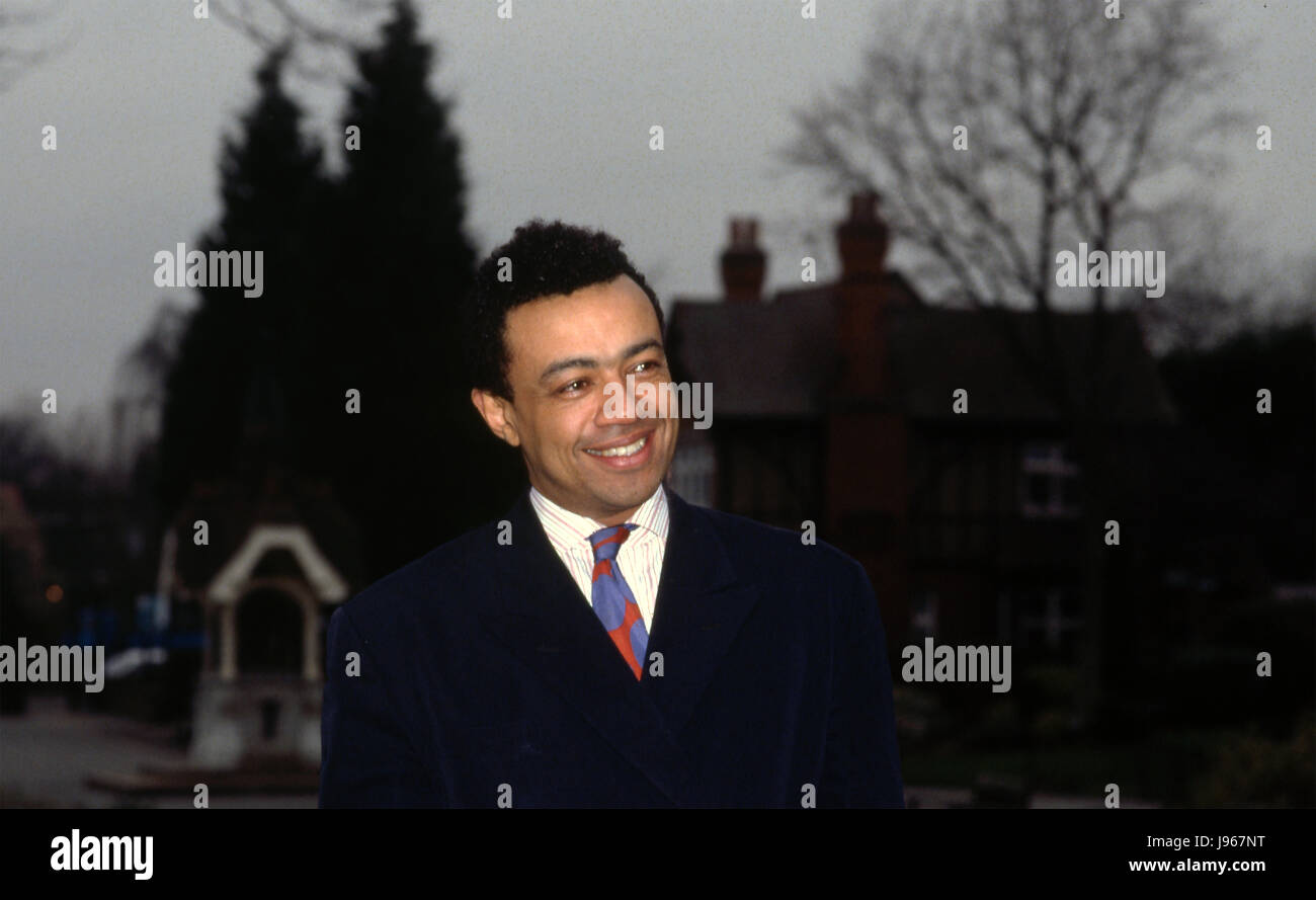 Paul Boateng in Wembley, Brent vor der Wahl. Paul Yaw Boateng, Baron Boateng (geb. 14. Juni 1951) ist ein britischen Labour-Partei und Politiker, Mitglied des Parlaments (MP) für Brent South von 1987 bis 2005 war, immer Großbritanniens erste mixed-Rennen Cabinet Minister im Mai 2002, als er als Chief Secretary an das Finanzministerium ernannt wurde. Nach seinem Ausscheiden aus dem House Of Commons diente er als britischer Hochkommissar für Südafrika von März 2005 bis Mai 2009. Am 1. Juli 2010 wurde er als Mitglied des House Of Lords eingeführt. Name: Datum: Veranstaltung: Ort: Stockfoto