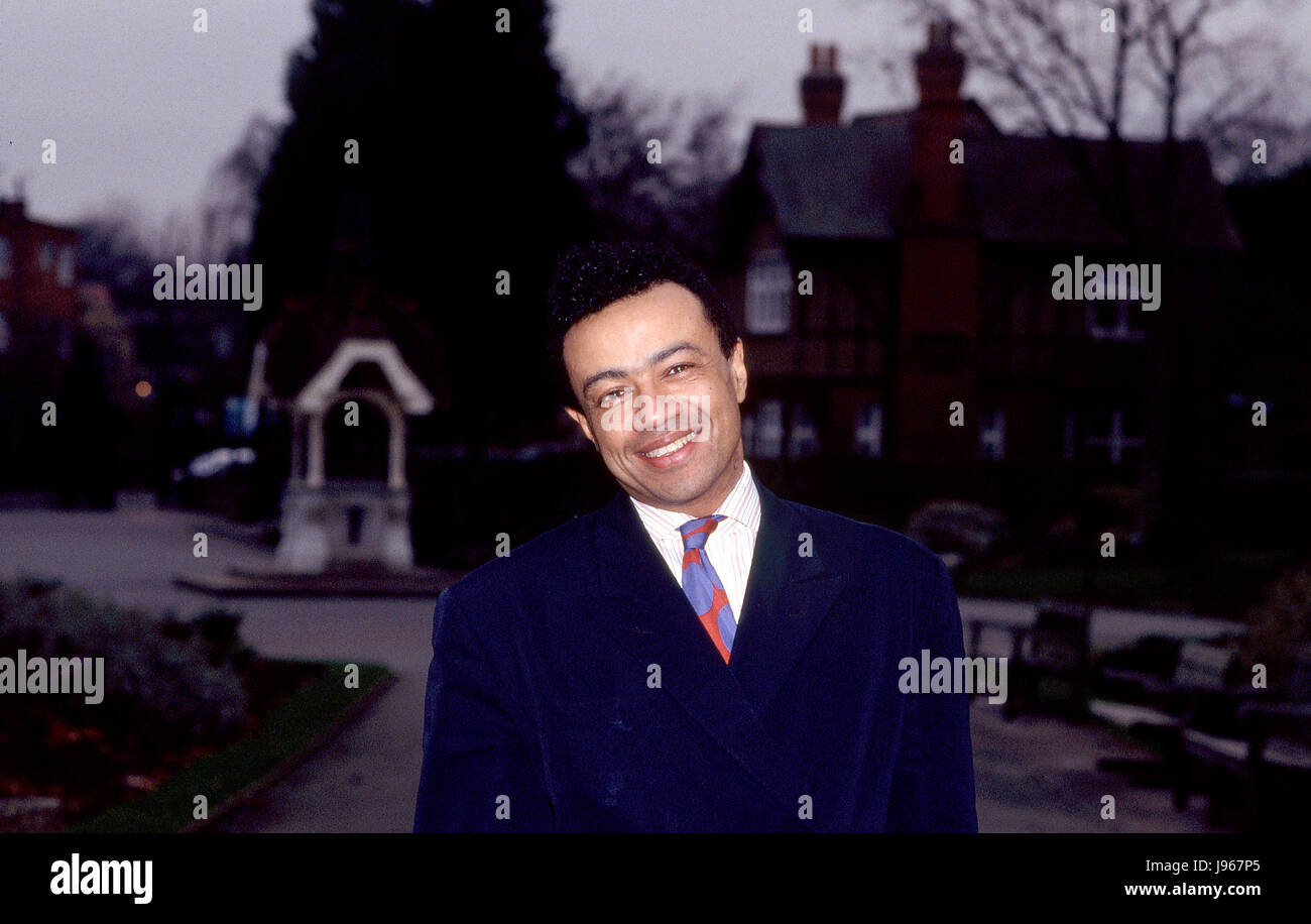 Paul Boateng in Wembley, Brent vor der Wahl. Paul Yaw Boateng, Baron Boateng (geb. 14. Juni 1951) ist ein britischen Labour-Partei und Politiker, Mitglied des Parlaments (MP) für Brent South von 1987 bis 2005 war, immer Großbritanniens erste mixed-Rennen Cabinet Minister im Mai 2002, als er als Chief Secretary an das Finanzministerium ernannt wurde. Nach seinem Ausscheiden aus dem House Of Commons diente er als britischer Hochkommissar für Südafrika von März 2005 bis Mai 2009. Am 1. Juli 2010 wurde er als Mitglied des House Of Lords eingeführt. Name: Datum: Veranstaltung: Ort: Stockfoto