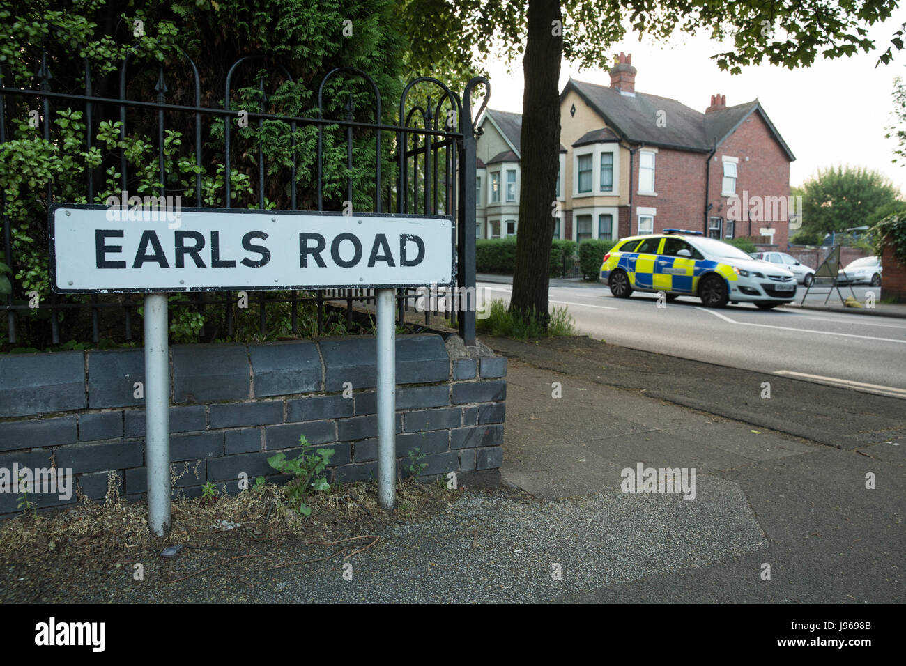 Earls Road, Nuneaton, Warwickshire wo Polizei in ein Haus in Verbindung mit den Manchester-Bombenanschlägen Stockfoto