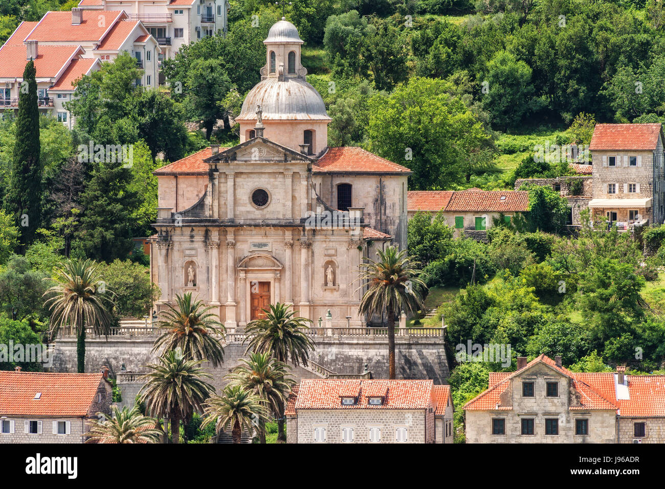 Alte Kathedrale, die Kirche Notre-Dame, auf die Bucht von Kotor, Perast, Montenegro. Stockfoto