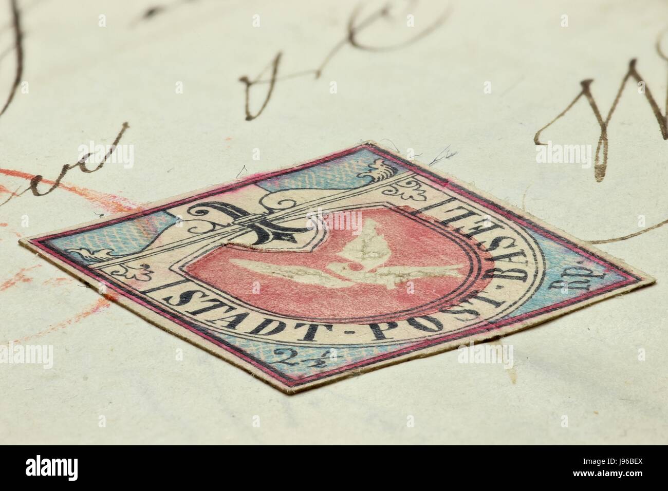 Fälschung der Basler Taube. Die Basler Taube ist eine bemerkenswerte Briefmarke des Kantons Basel und war die erste Trikolore Briefmarke der Welt. Stockfoto