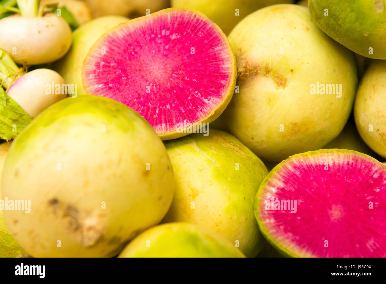 Borough Market London stilvolle gehobene Lebensmittel Gemüsehändler Gemüse Wasser Melone Wassermelone Rettich Radieschen Stockfoto