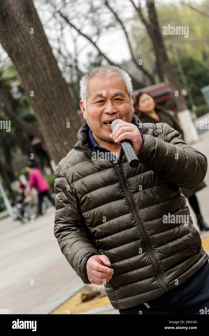 Man singt in einem öffentlichen Park, Xi ' an, Provinz Shaanxi, China Stockfoto