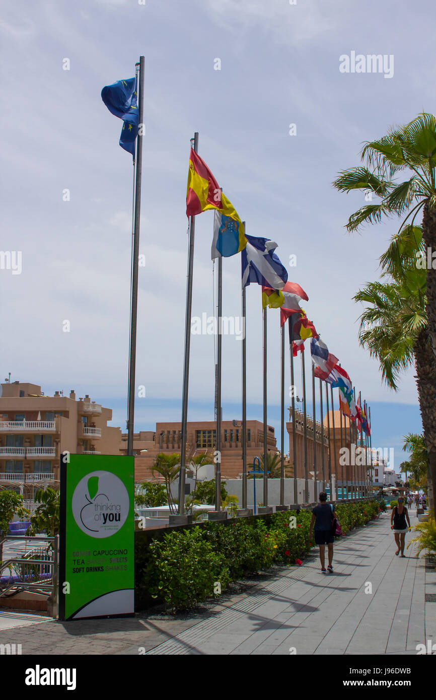 Verzögerungen der Länder der Europäischen Union fliegen in Playa Las Americas in Teneriffa außerhalb der Palacio De Congressos Parkplatz Stockfoto