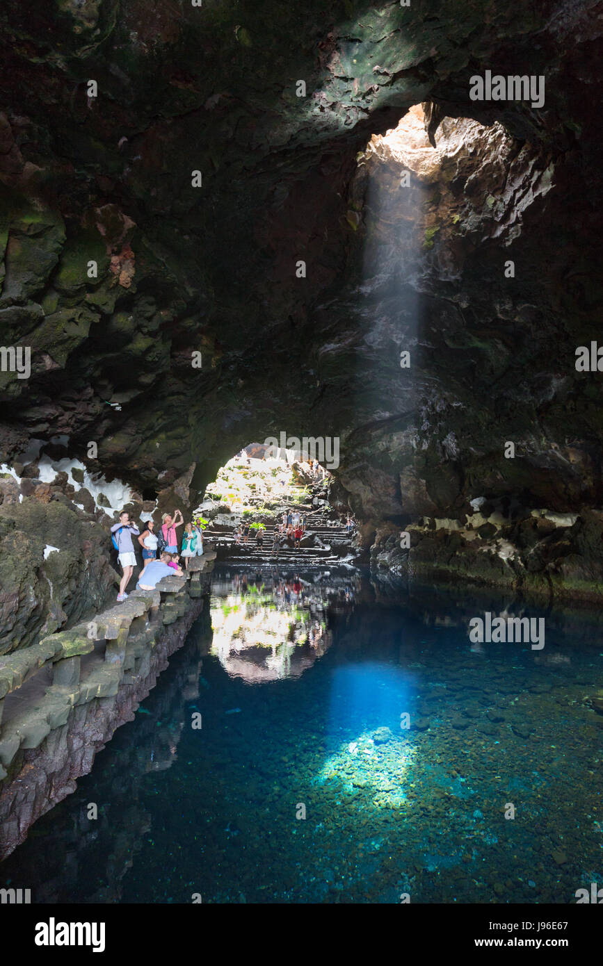 Lanzarote, Jameos del Agua - Reflexionen und Lichtstrahlen im Pool Höhle Jameos del Agua, Lanzarote, Kanarische Inseln, Europa Stockfoto