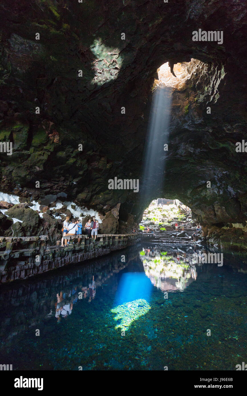 Lanzarote, Jameos del Agua - Reflexionen und Lichtstrahlen im Pool Höhle Jameos del Agua, Lanzarote, Kanarische Inseln, Europa Stockfoto