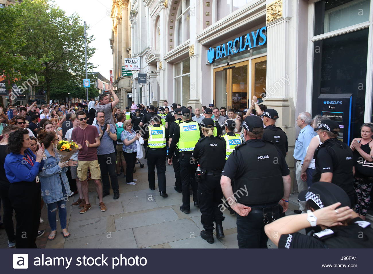 Polizisten sind kurz nach der Manchester Bombardierung Beifall vom lokalen Mancunians am St Ann's Square in manchester Stockfoto